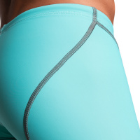 Närbild på badbyxornas höft