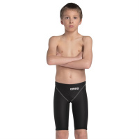 En pojke klädd i badbyxorna