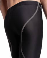 Närbild på baddräktens höft