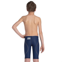 En pojke klädd i badbyxorna