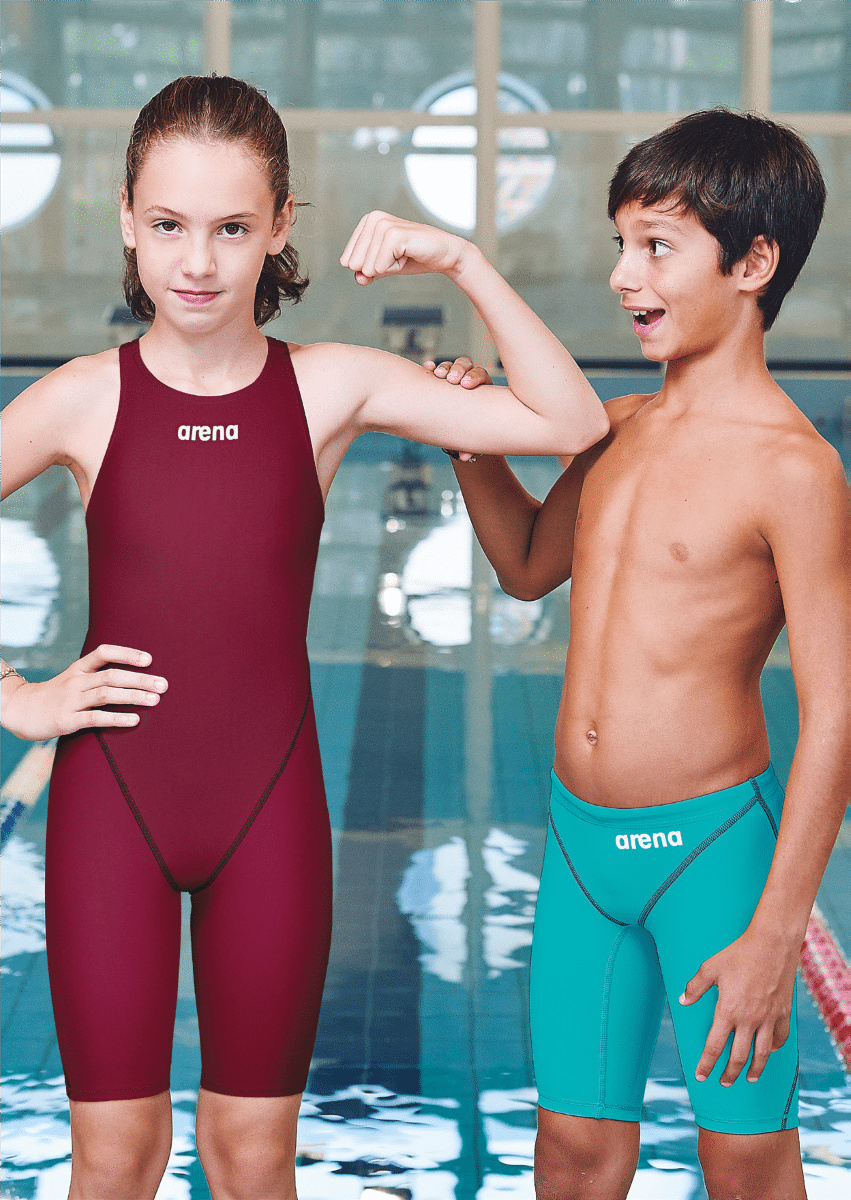 Två barn i Arenas tävlingsdräkter