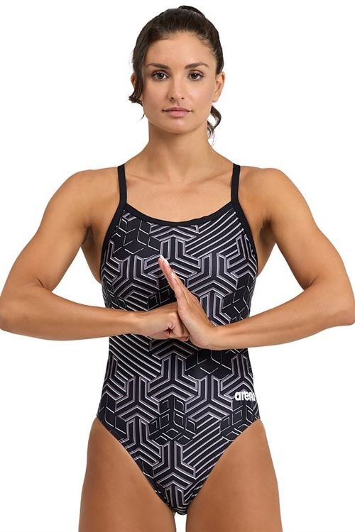 En dam i baddräkten sedd framifrån 