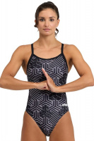 En dam i baddräkten sedd framifrån