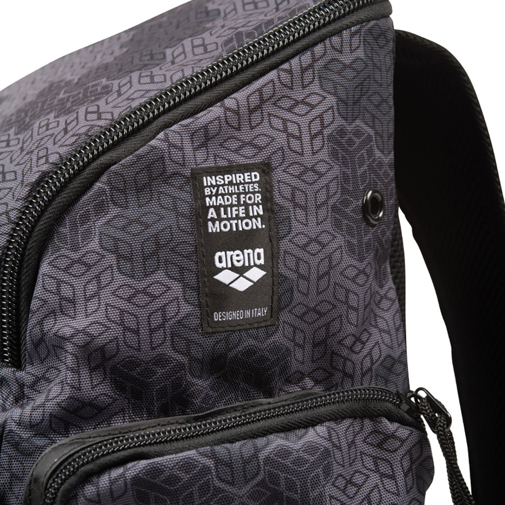 Närbild på Arenas logga på sidan av väskan