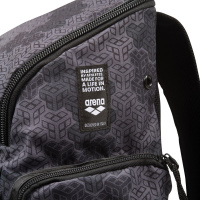 Ryggsäck Spiky III Allover 45L - Camo Kikko Närbild på Arenas logga på sidan av väskan