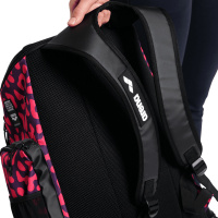 Ryggsäck Spiky III Allover 45L - Violet Geranium Närbild på en hand som håller handtaget på toppen av väskan