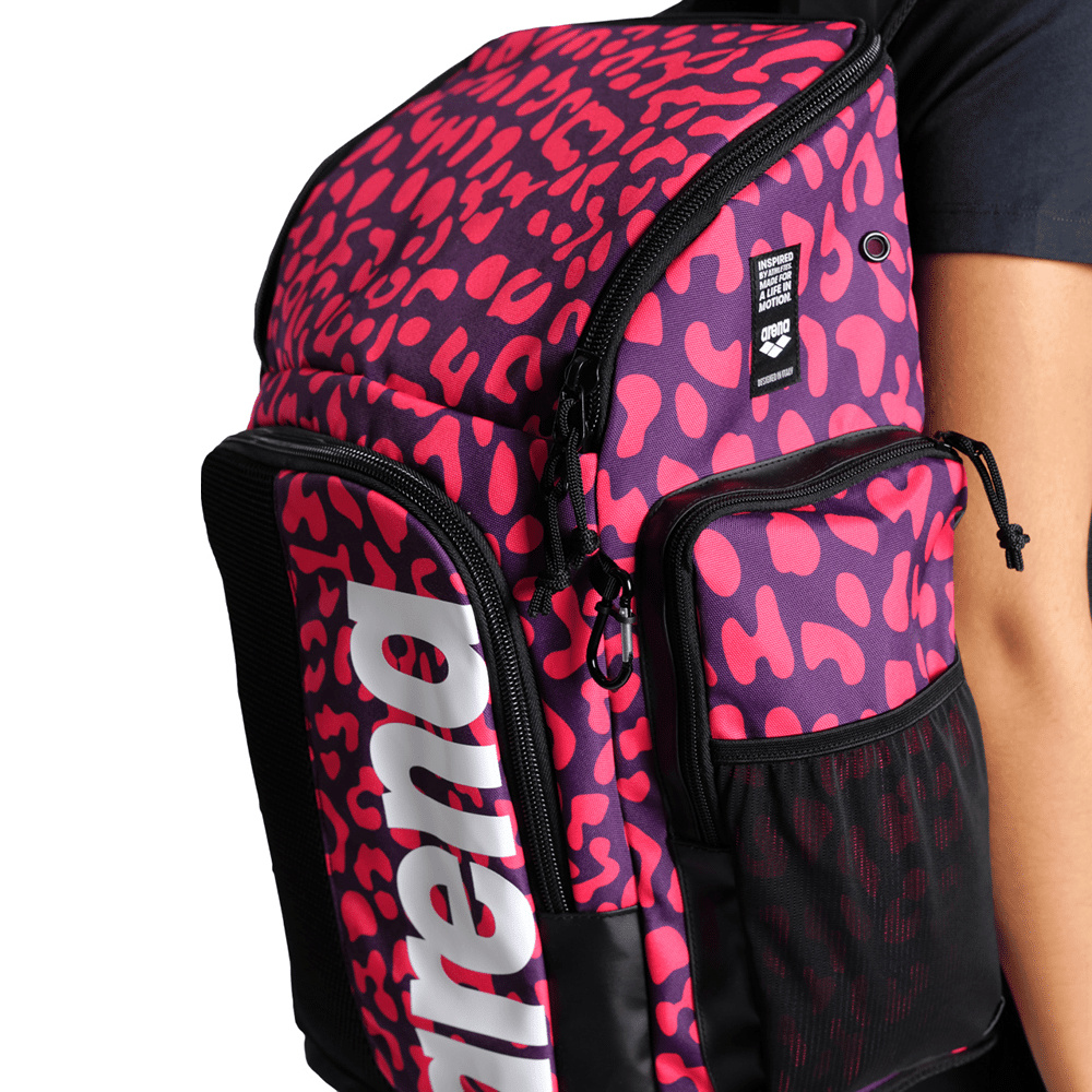 Närbild på väskan på en persons axel