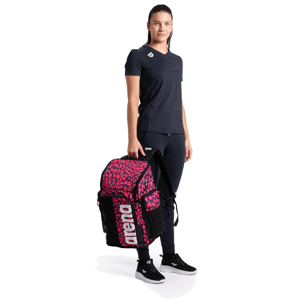 En dam håller väskan bredvid sina ben