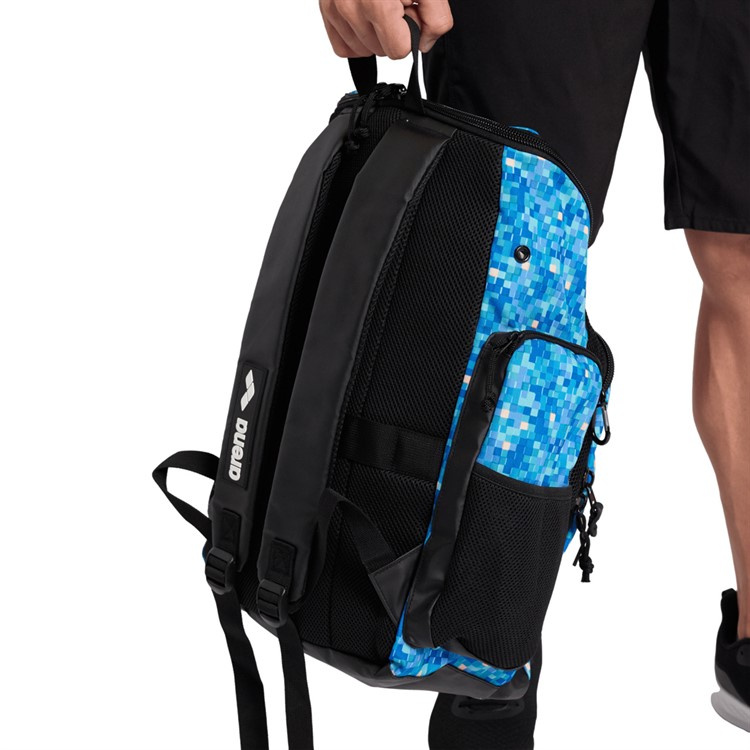 Väskan sedd snett bakifrån