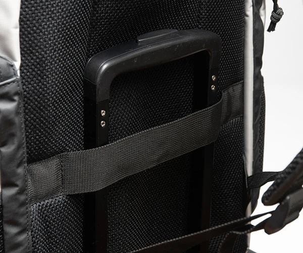 Nerbild på väskans rygg