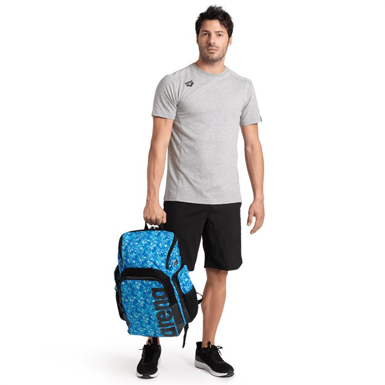 en man håller väskan i handtaget 