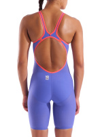 En dam i baddräkten sedd bakifrån