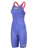 Baddräkten snett framifrån mot en vit bakgrund