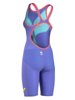 Baddräkten snett bakifrån mot en vit bakgrund