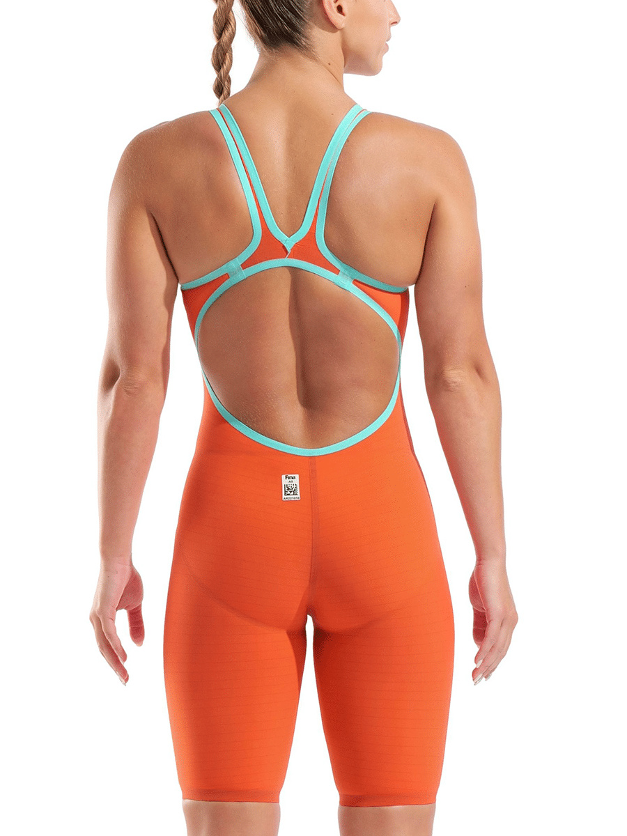 En dam i baddräkten sedd bakifrån