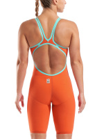 En dam i baddräkten sedd bakifrån