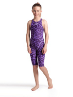 En flicka i baddräkten sedd framifrån