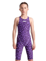 En flicka i baddräkten sedd framifrån