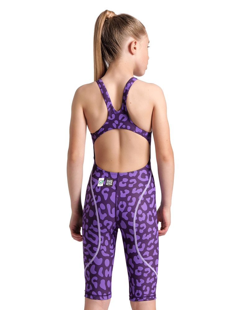 En flicka i baddräkten sedd bakifrån