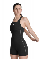 En dam i baddräkten sedd snett framifrån