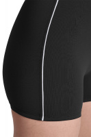 Närbild på baddräktens ben