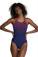 En dam i baddräkten sedd framifrån