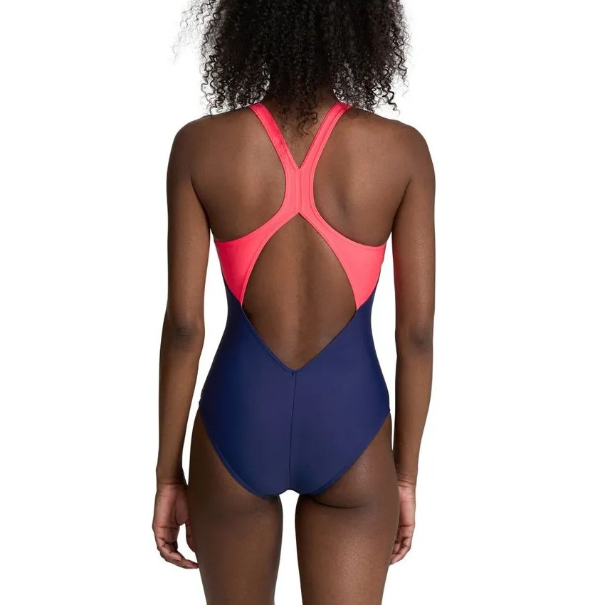 En dam i baddräkten sedd bakifrån