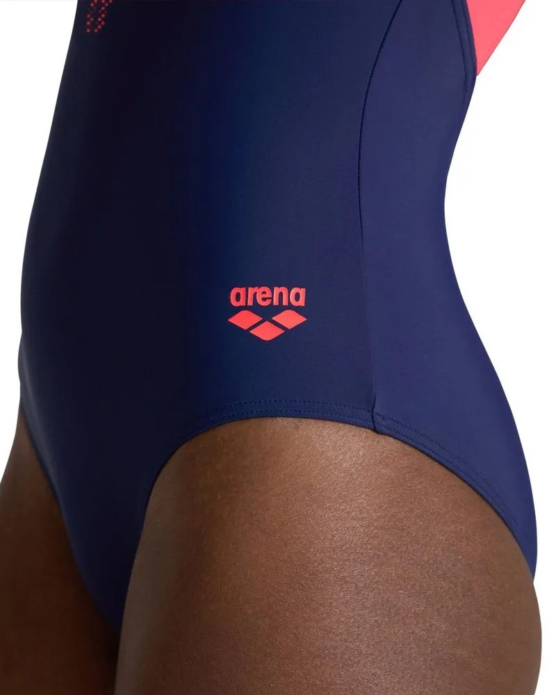 Närbild på baddräktens höft