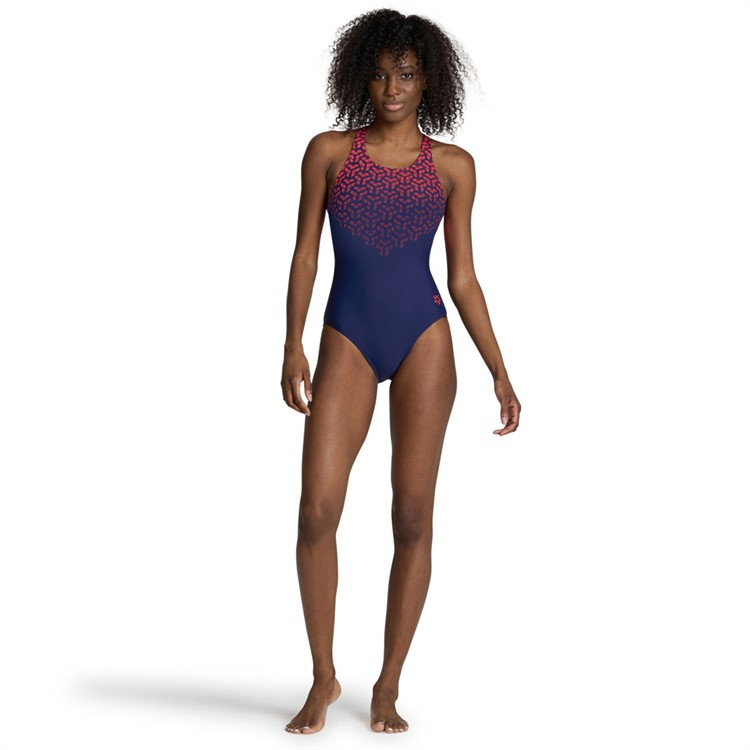 En dam i baddräkten sedd framifrån