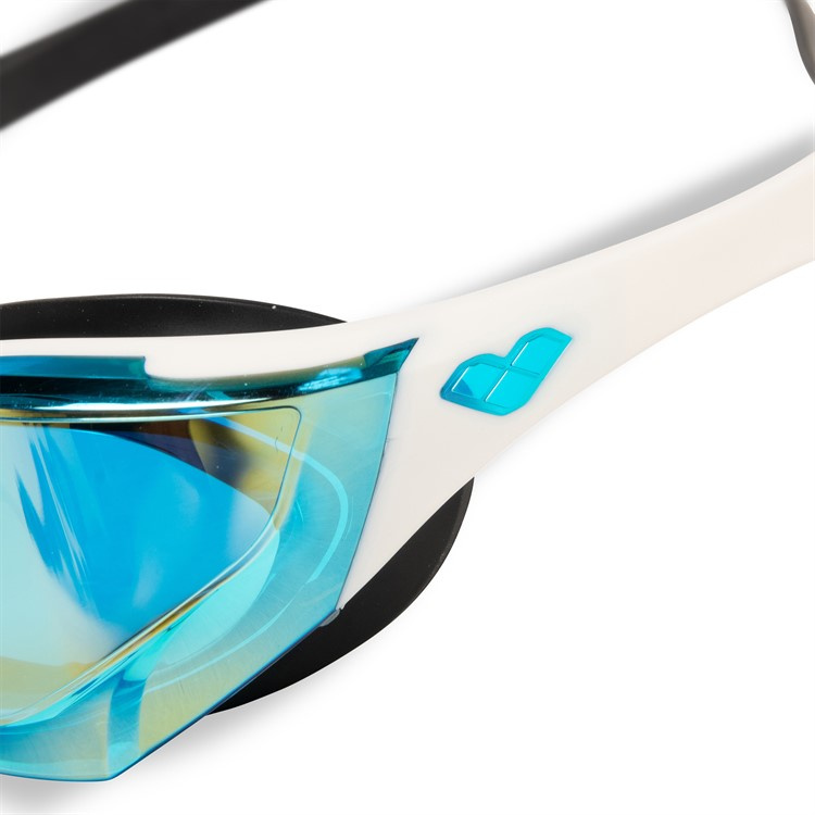 Närbild på simglasögonens lins