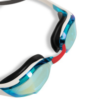 Simglasögon Cobra Edge Swipe Mirror - Fireflow Närbild på simglasögonens näsbrygga och gummifog