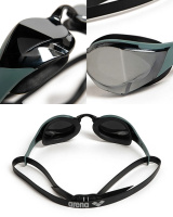 Glasögonen i Silver/Sage/Svart Närbilder på linserna för simglasögonen i Silver/Sage/Svart