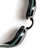 Näsbryggan är utbytbar för optimal passform Närbild på simglasögonens näsbrygga och gummifog