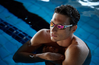 En man har simglasögonen på sig i en pool