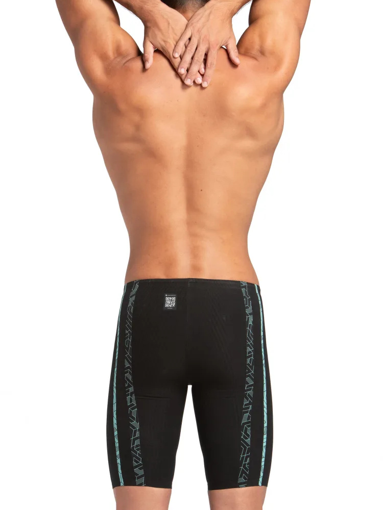 En man i badbyxorna sedd bakifrån