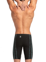 En man i badbyxorna sedd bakifrån