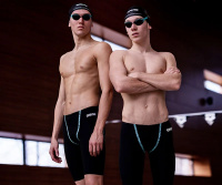 Midjehöjden är justerbar Två killar står bredvid varandra i badbyxorna