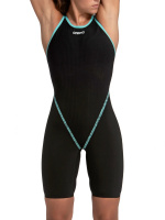 En dam i baddräkten sedd framifrån