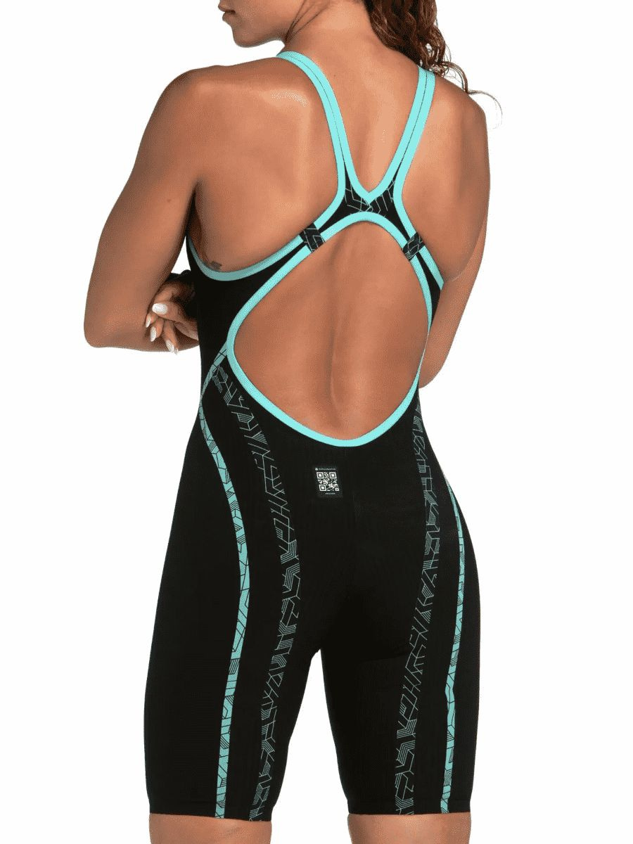 En dam i baddräkten sedd bakifrån