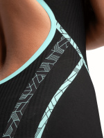 Närbild på baddräktens höft