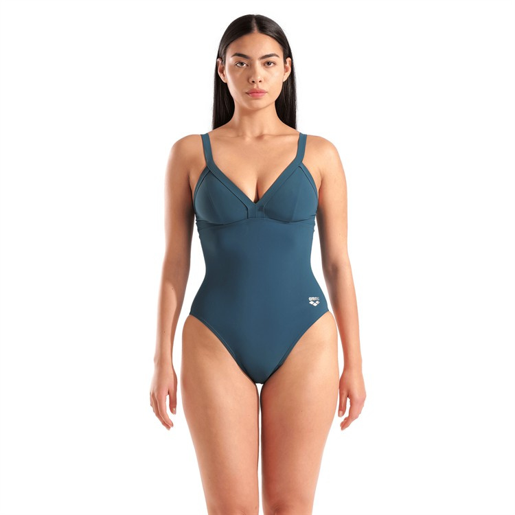 En dam i baddräkten sedd framifrån