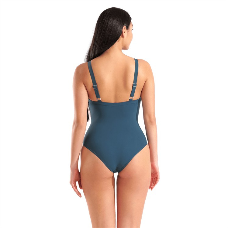 En dam i baddräkten snett bakifrån