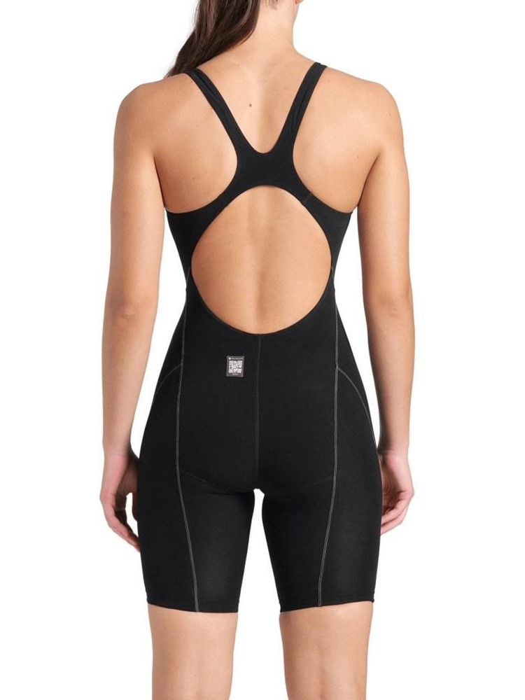 En dam i baddräkten sedd bakifrån