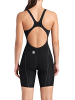 En dam i baddräkten sedd bakifrån