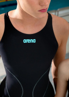 Närbild på en dam i Impulso tävlingsbaddräkten