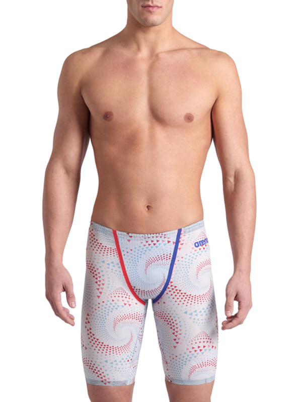 En man i badbyxorna sedd framifrån