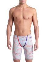 En man i badbyxorna sedd framifrån