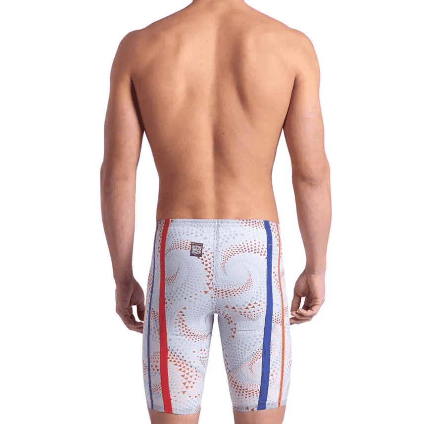 En man i badbyxorna sedd bakifrån