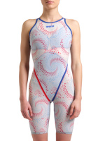 En dam i baddräkten sedd snett framifrån