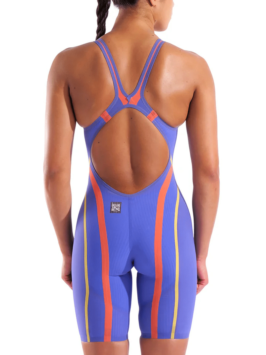 En dam i baddräkten sedd bakifrån